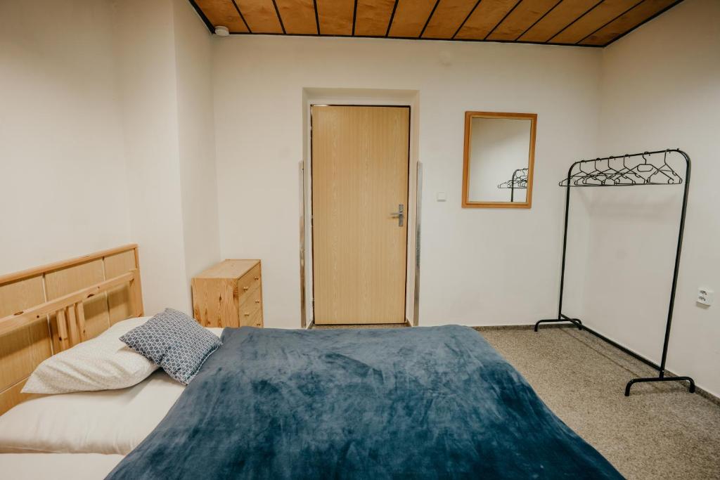 Postel nebo postele na pokoji v ubytování U Ztraceného potoka