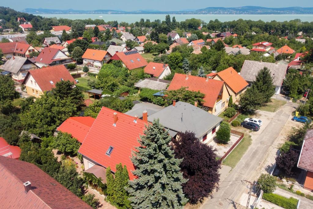 z góry widok na dzielnicę mieszkalną z czerwonymi dachami w obiekcie Árnyas Vendégház , Lila akác apartman w mieście Balatonboglár