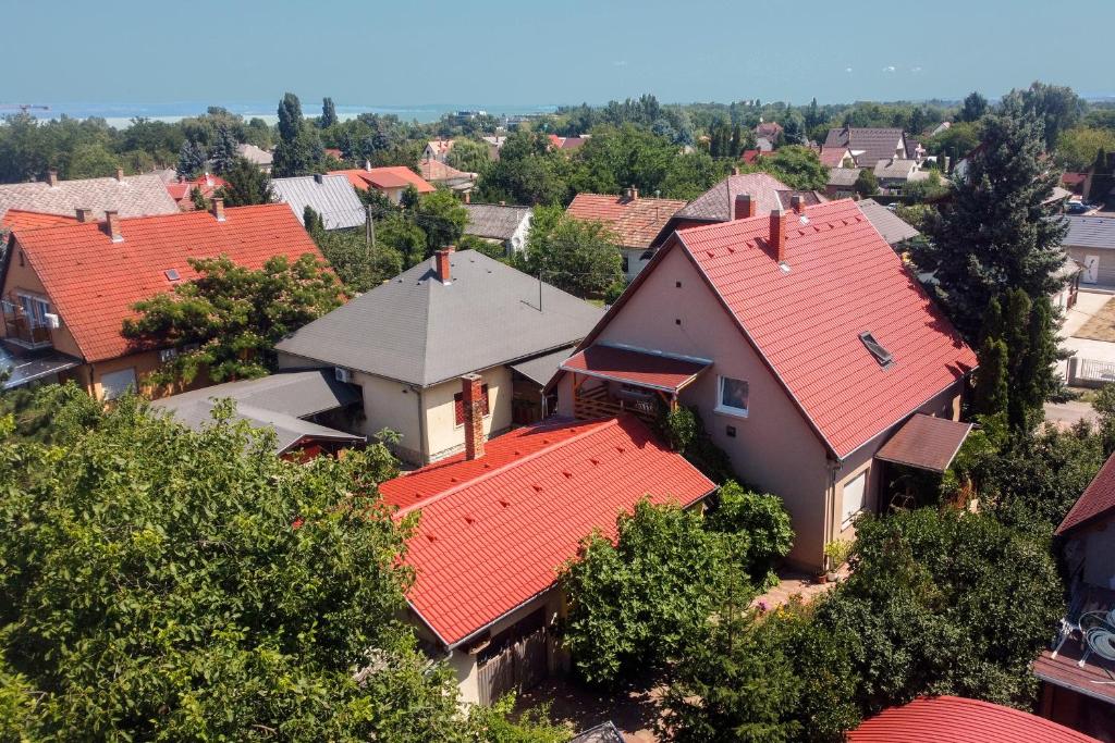 widok na wioskę z czerwonymi dachami w obiekcie Árnyas Vendégház , Lila akác apartman w mieście Balatonboglár