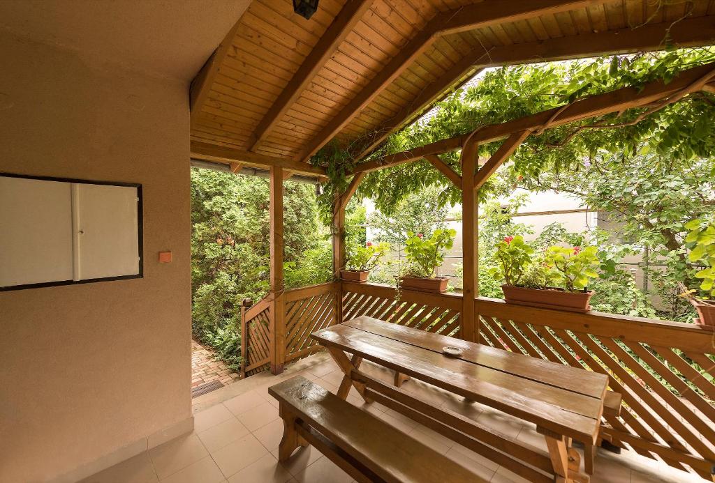 Ogród w obiekcie Árnyas Vendégház , Lila akác apartman