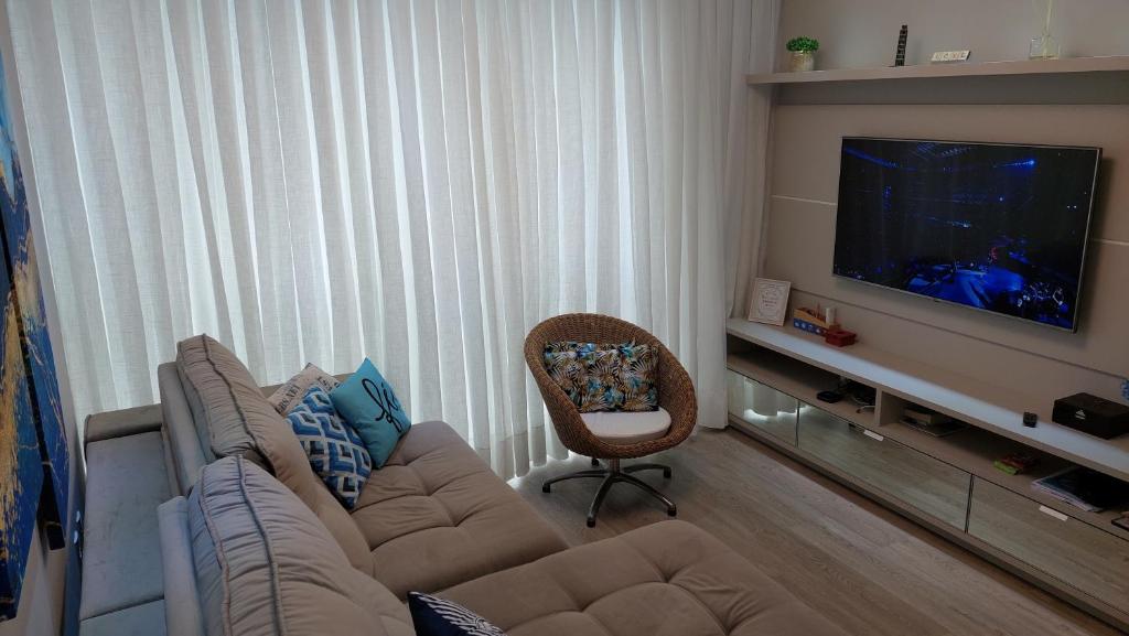 TV a/nebo společenská místnost v ubytování Meia Praia Apto Fino Acabamento 3 suítes e 2 garagens