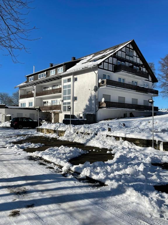 ein Gebäude mit Schnee davor in der Unterkunft Aventur Studio 212 Am Rotharrsteig in Medebach