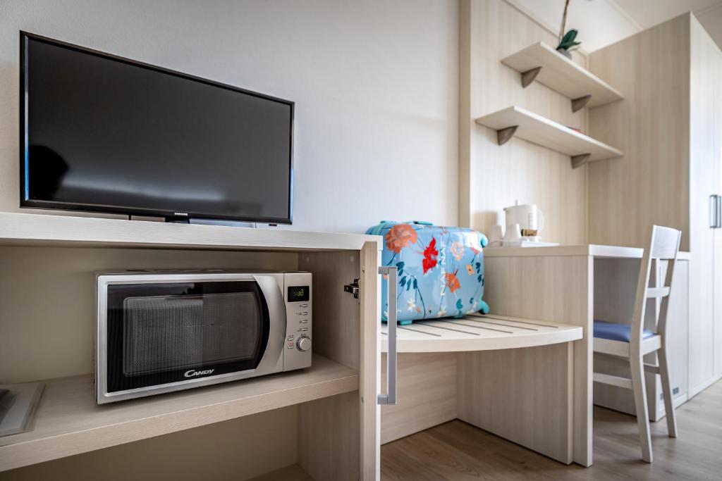 TV a/nebo společenská místnost v ubytování Mareblù - Tuscany Green Aparthotel