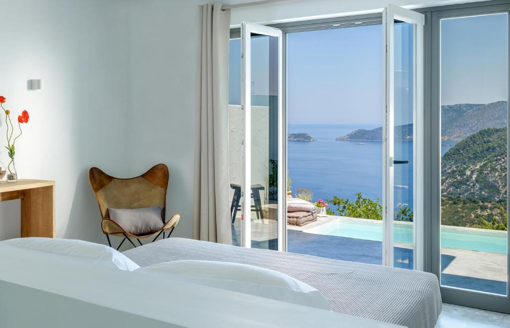 1 dormitorio con cama y vistas al océano en Althea Traditional Hotel en Alonnisos Old Town