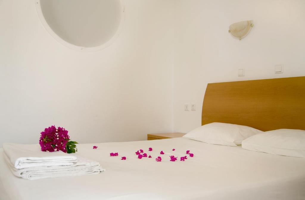 Lambis Studios & Apartments - 13