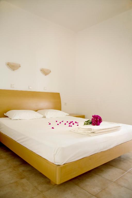 Lambis Studios & Apartments - 17