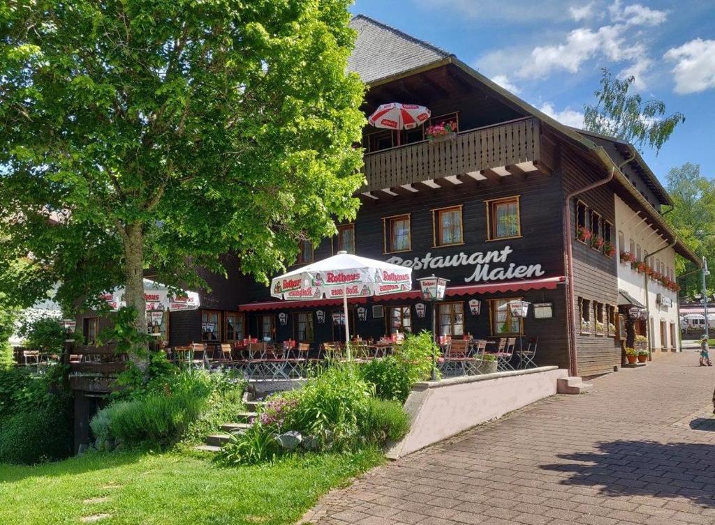 un edificio con un restaurante frente a él en Hotel Maien en Todtmoos