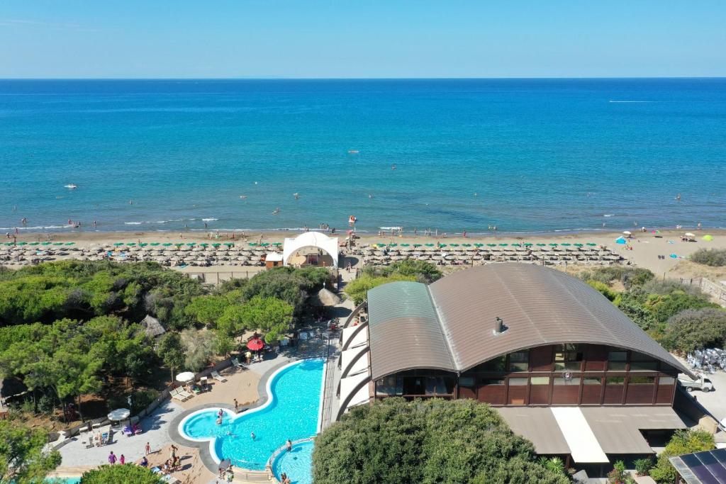 uma vista aérea de um resort com uma praia em Canado Club Family Village em Marina di Castagneto Carducci