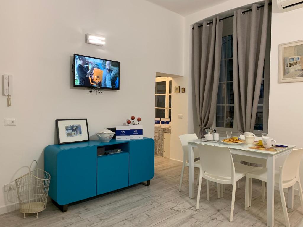 A television and/or entertainment centre at Casa Marina by Holiday World