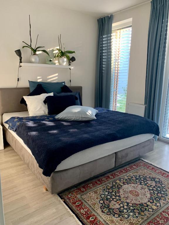 Postel nebo postele na pokoji v ubytování Jezerní apartmán s terasou a saunou v Lakepark Residence