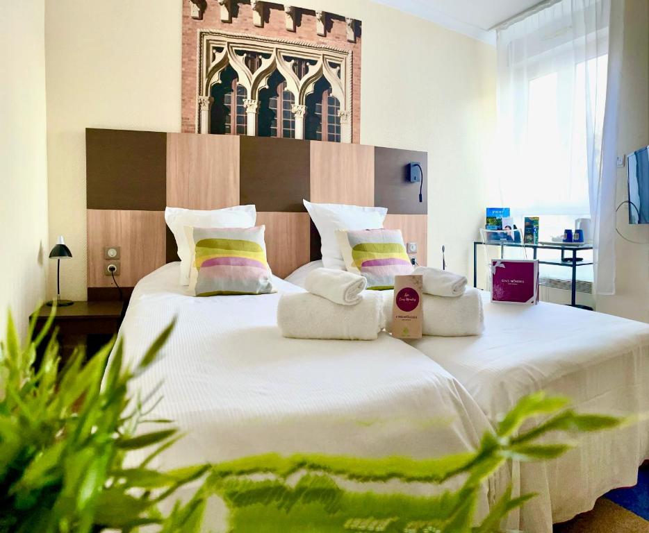 Postel nebo postele na pokoji v ubytování Kyriad Restaurant Centre SPA Vichy