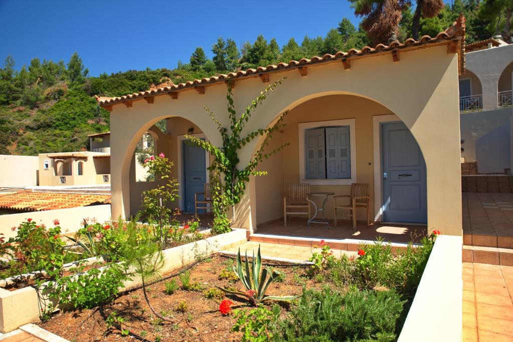 Сад в Alonissos Beach Bungalows And Suites Hotel