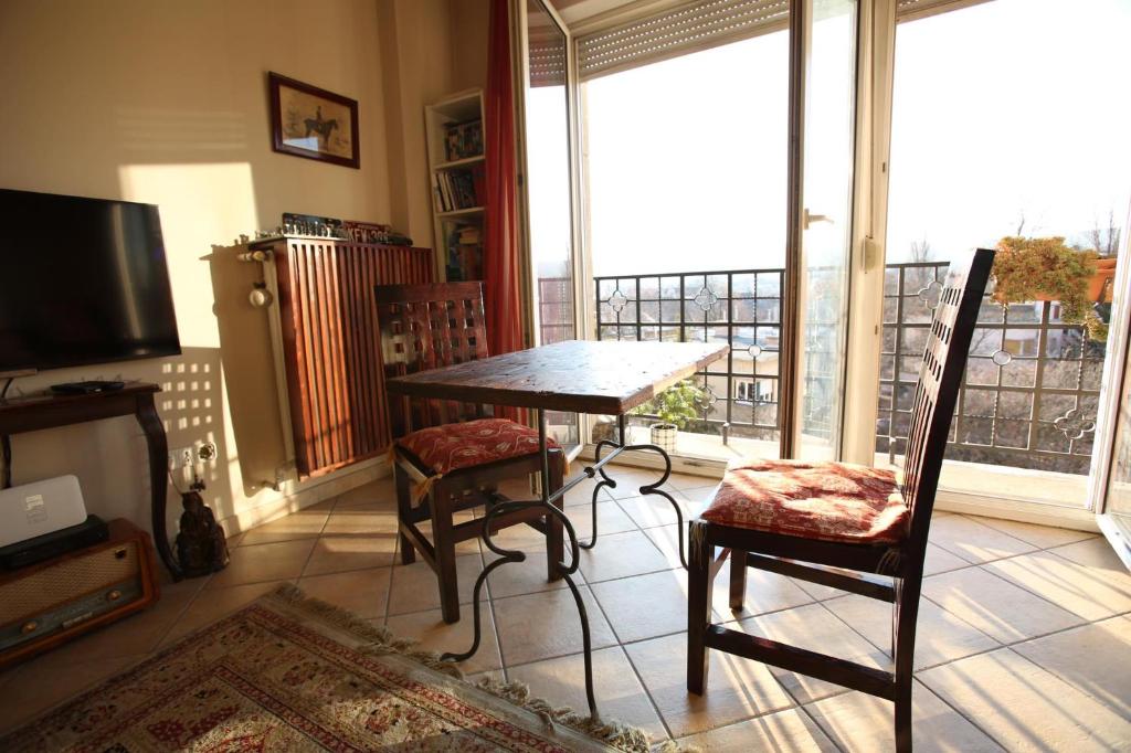 Televízia a/alebo spoločenská miestnosť v ubytovaní Panoramic Hideaway in Central Buda