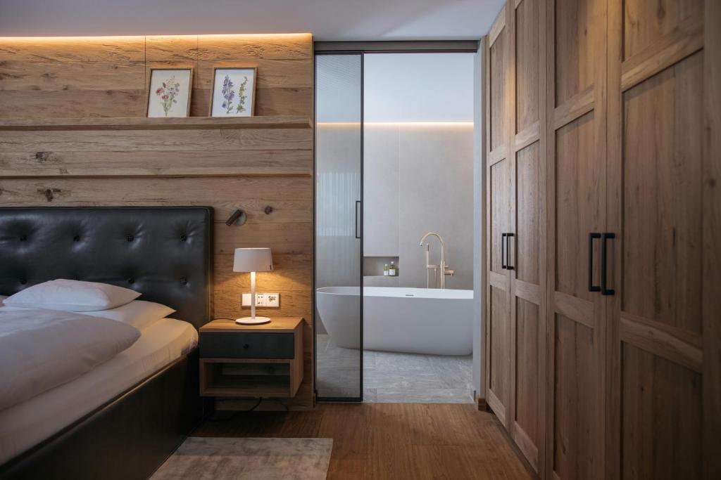 Postel nebo postele na pokoji v ubytování Hotel Arlberg Lech