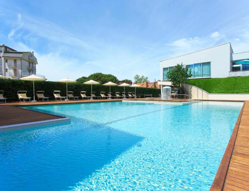 Bazén v ubytovaní Domino Suite Hotel & Residence alebo v jeho blízkosti