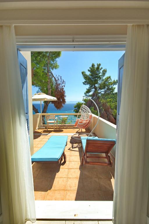 Балкон или терраса в Alonissos Beach Bungalows And Suites Hotel