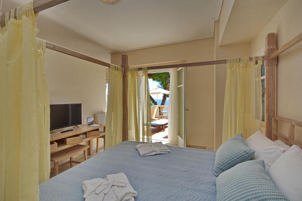 Кровать или кровати в номере Alonissos Beach Bungalows And Suites Hotel