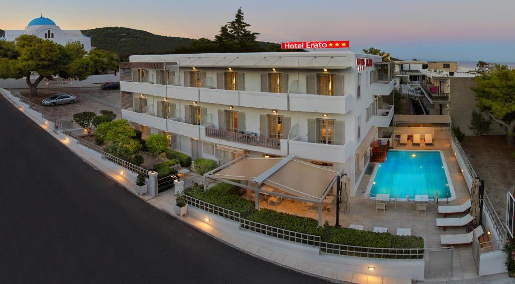 widok z powietrza na hotel z basenem w obiekcie Erato Hotel w miejscowości Agia Marina