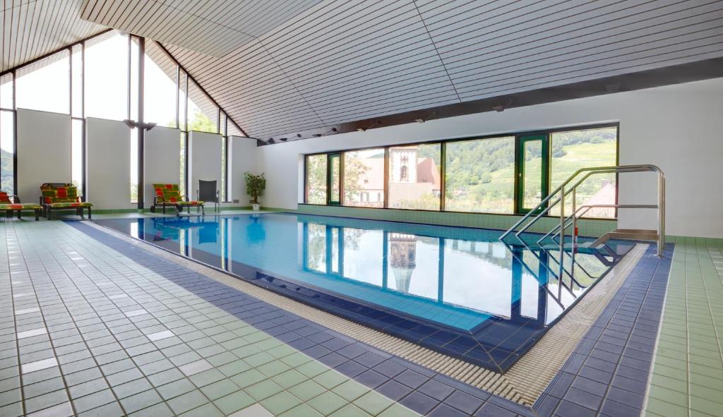 Bazén v ubytování Hotel Hirschen nebo v jeho okolí