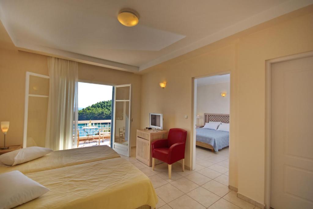 Кровать или кровати в номере Alonissos Beach Bungalows And Suites Hotel