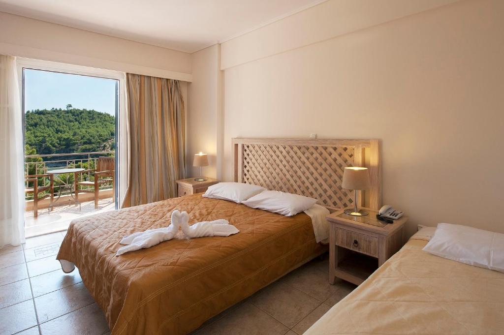 Кровать или кровати в номере Alonissos Beach Bungalows And Suites Hotel