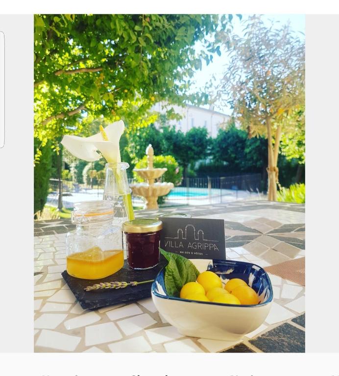 einen Tisch mit einer Schale Orangen und einer Schale Saft in der Unterkunft Villa Agrippa in Orange