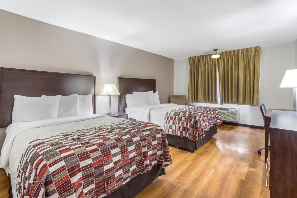 Un pat sau paturi într-o cameră la Red Roof Inn Meridian