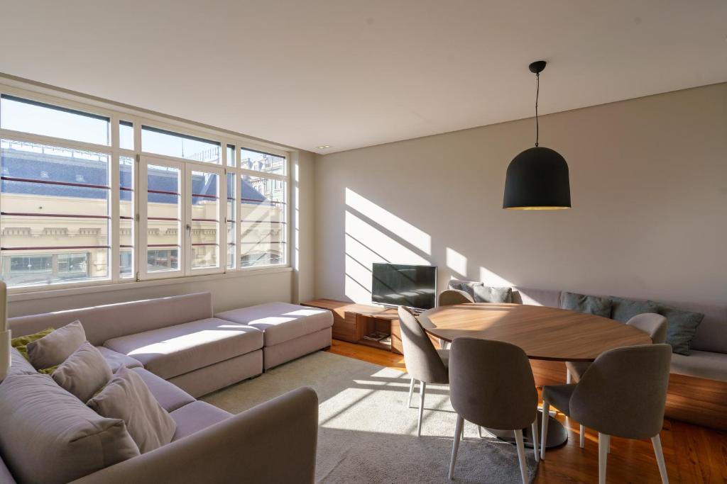 - un salon avec un canapé et une table dans l'établissement N Apartments - Bolhão, à Porto