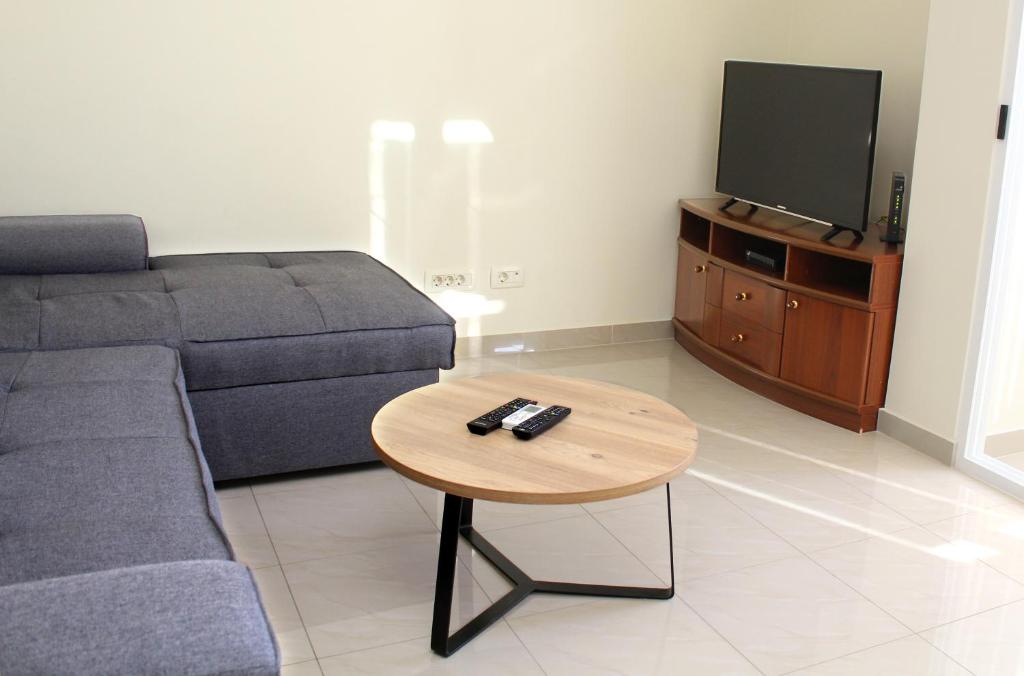 Televízia a/alebo spoločenská miestnosť v ubytovaní Apartment MEL