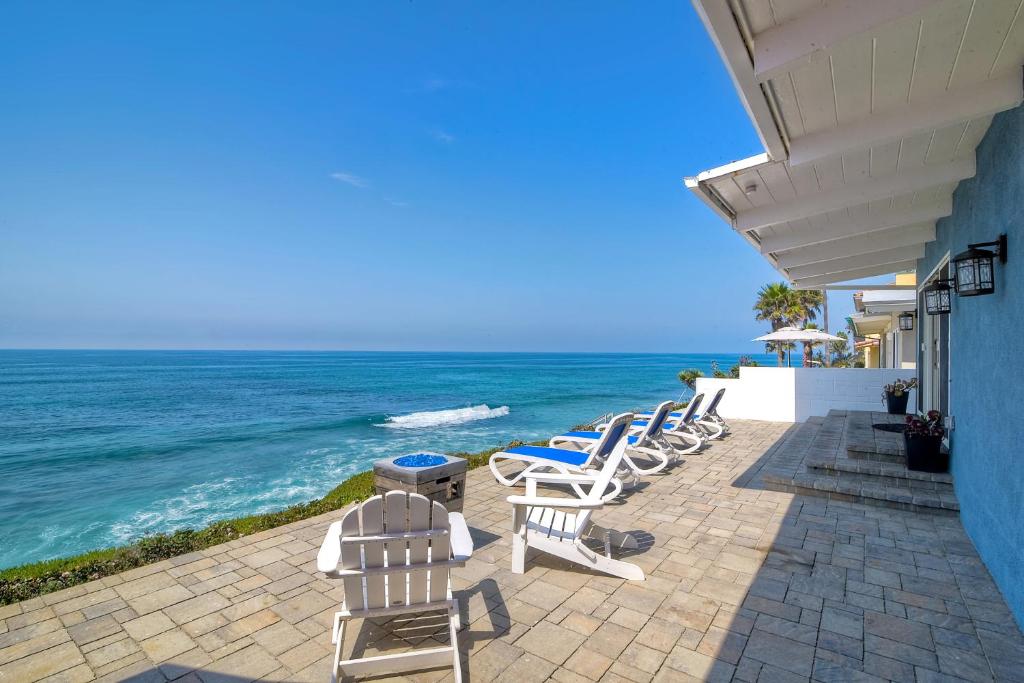 eine Sitzreihe auf einer Terrasse mit Meerblick in der Unterkunft Oceanfront Villa with Private Beach Access, Remodeled Kitchen in Carlsbad