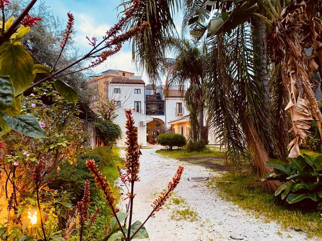 eine unbefestigte Straße mit vielen Pflanzen und Gebäuden in der Unterkunft Residence La Palma in Catania