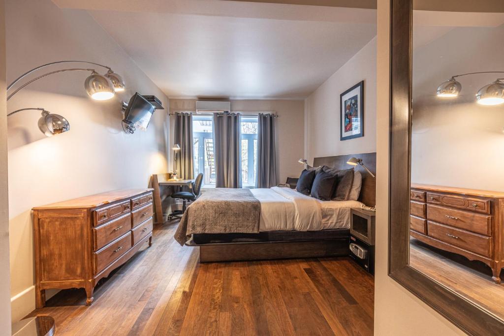 
Queen Bedroom #5
