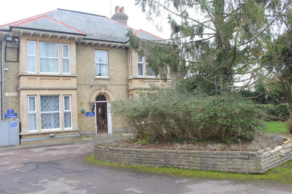 una casa con una entrada delante de ella en Shelford Lodge, en Cambridge