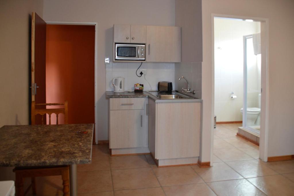 Kuchyň nebo kuchyňský kout v ubytování Two Bells Guest House