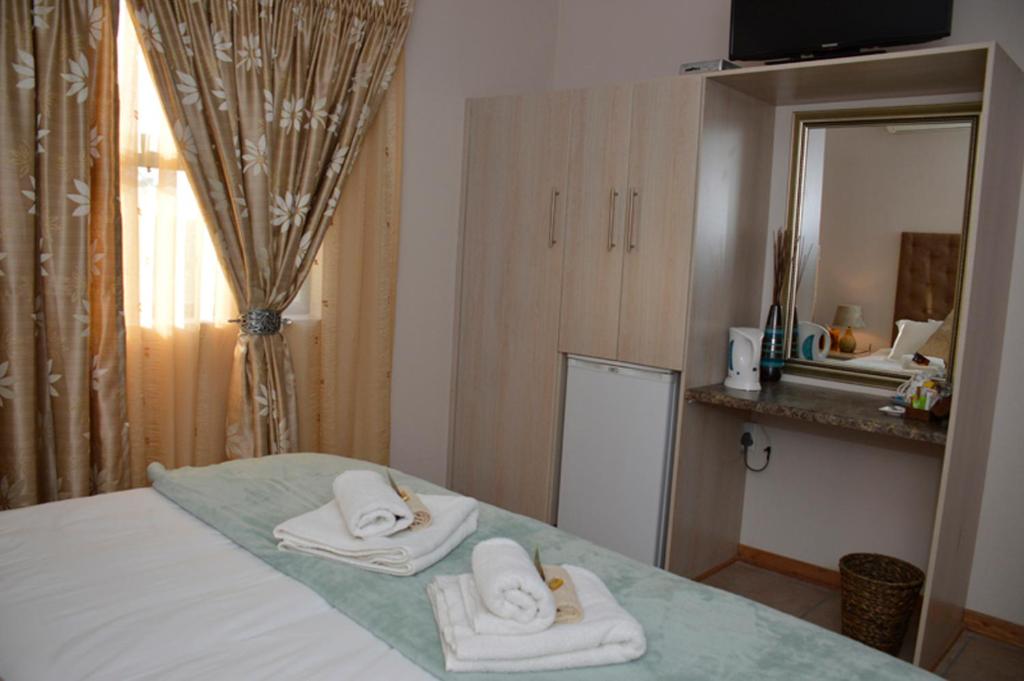 Postel nebo postele na pokoji v ubytování Two Bells Guest House