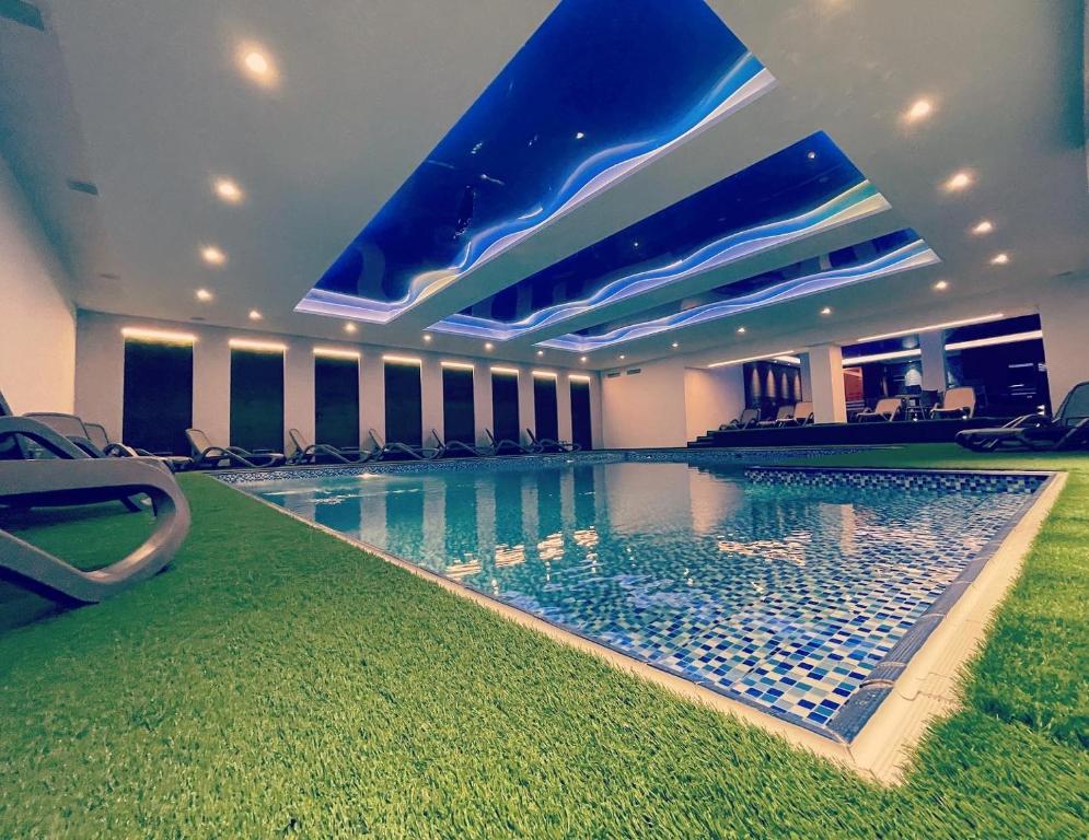 Bazén v ubytování Best Western Plus Paradise Hotel Dilijan nebo v jeho okolí