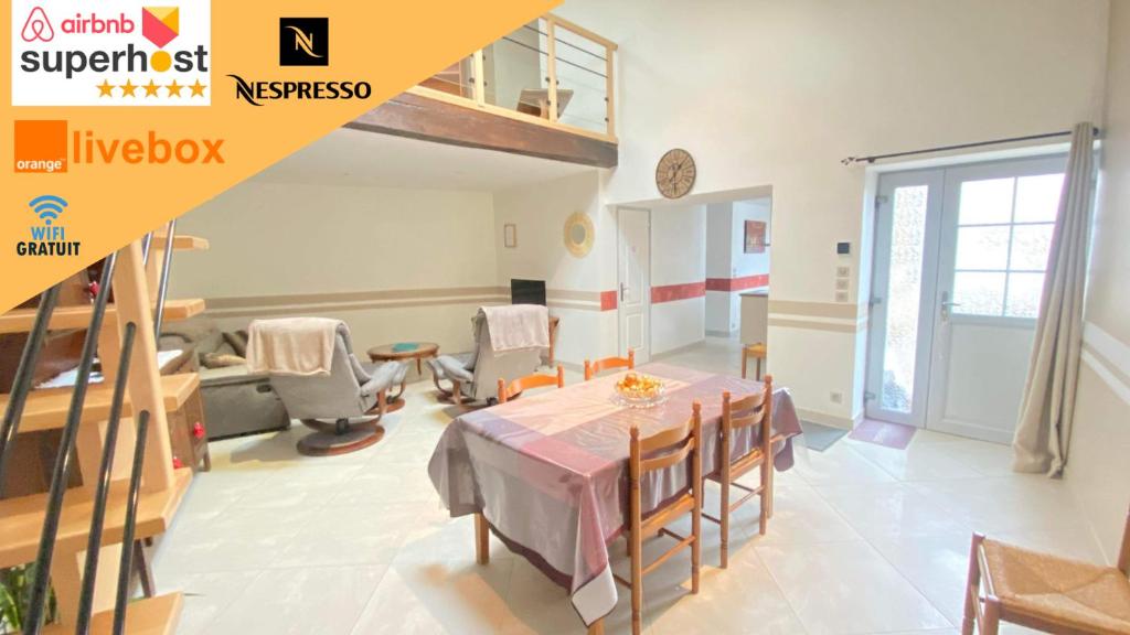 uma sala de jantar com uma mesa e cadeiras num quarto em Cottage de charme classé 3 Etoiles - 8 min CNPE Civaux em Gouex