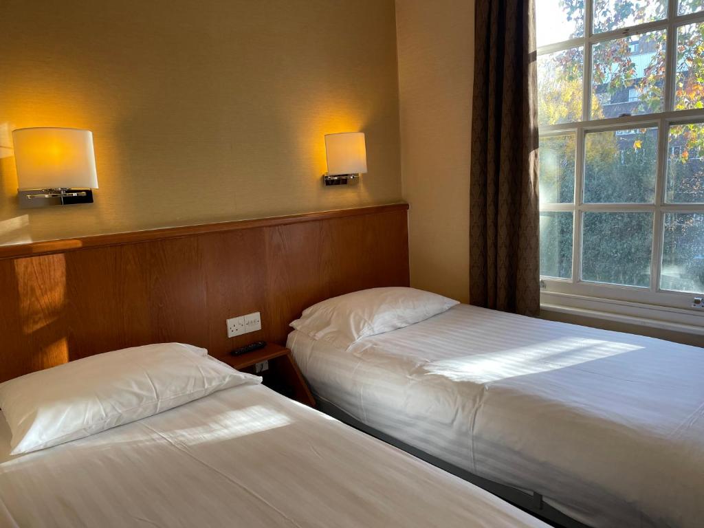 Postel nebo postele na pokoji v ubytování Orchard Hotel