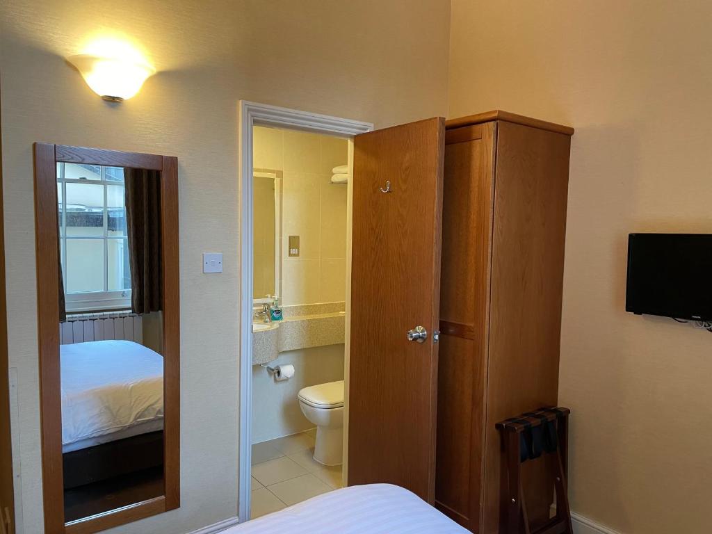 Postel nebo postele na pokoji v ubytování Orchard Hotel