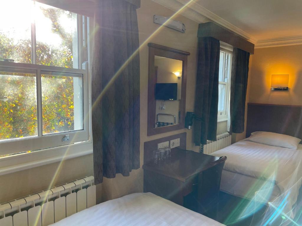 Postel nebo postele na pokoji v ubytování Orchard Hotel
