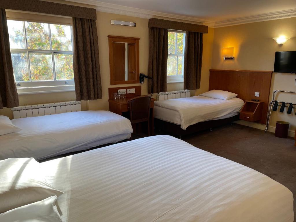 Postel nebo postele na pokoji v ubytování Orchard Hotel