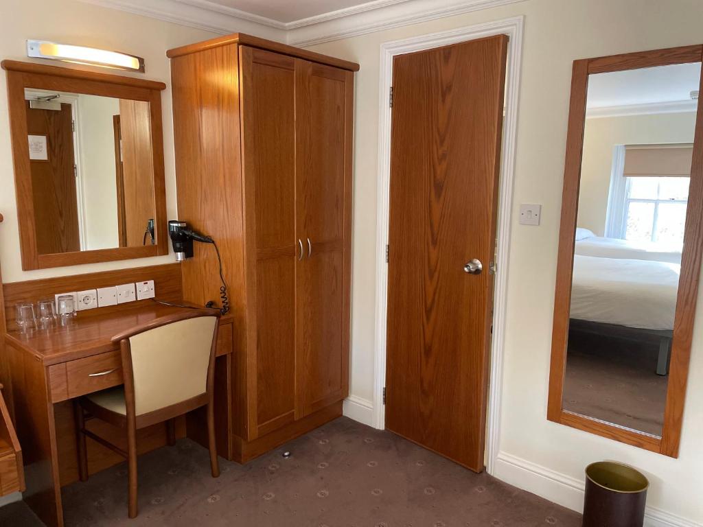 Postel nebo postele na pokoji v ubytování Orchard Hotel