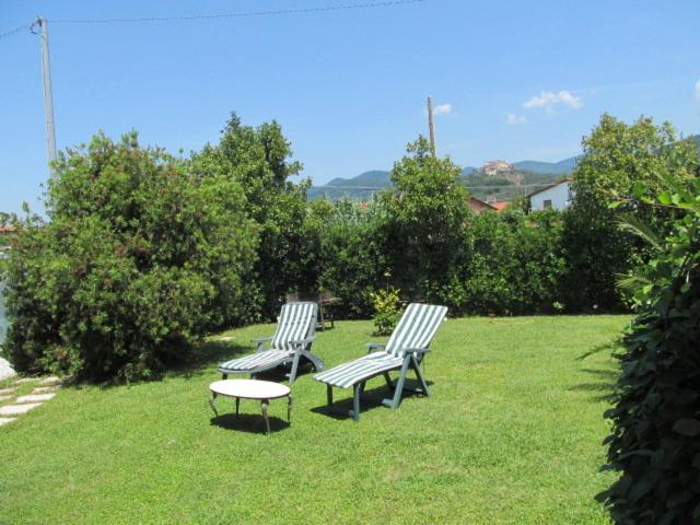 two chairs and a table in the grass at Casa Dangia in Ortonovo