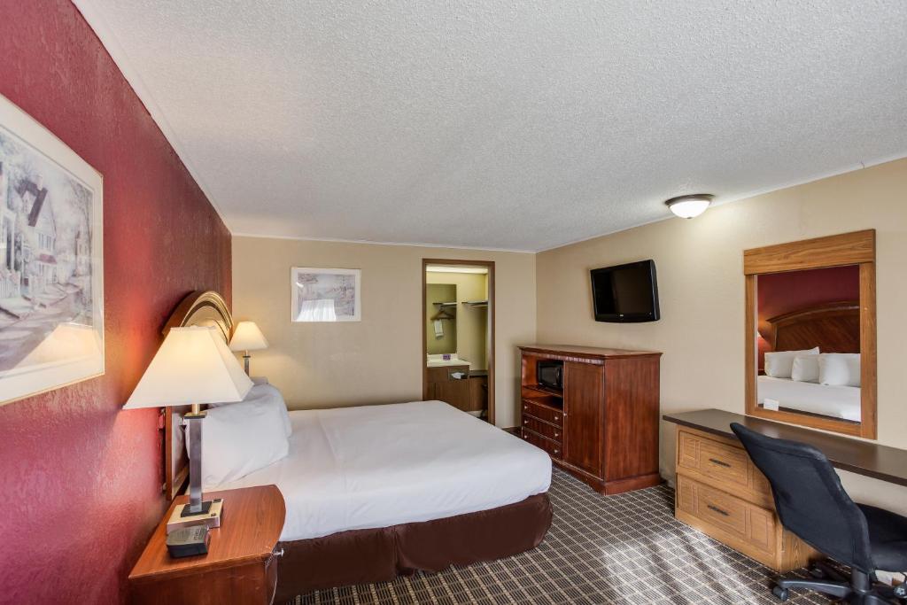 Knights Inn Ashland - King Room - Fumo