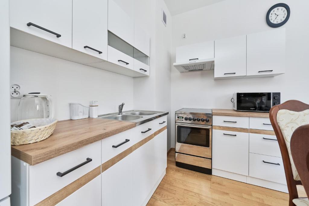 Kuchyňa alebo kuchynka v ubytovaní Apartments Wrocław Bajana by Noclegi Renters
