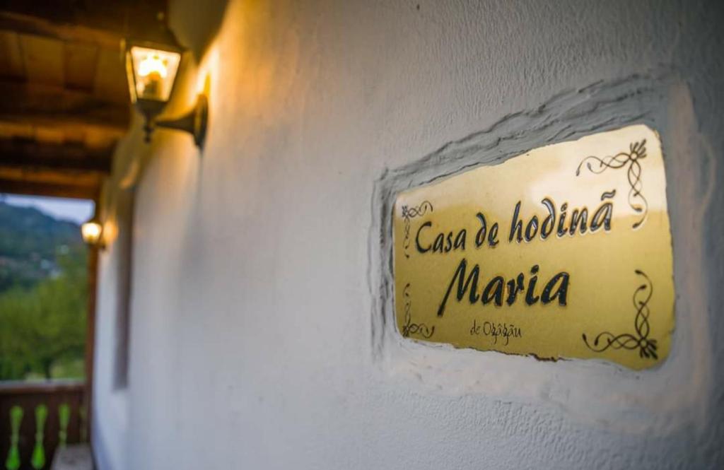 un panneau sur le mur d'un restaurant dans l'établissement Casa de hodina Maria, à Sângeorz-Băi