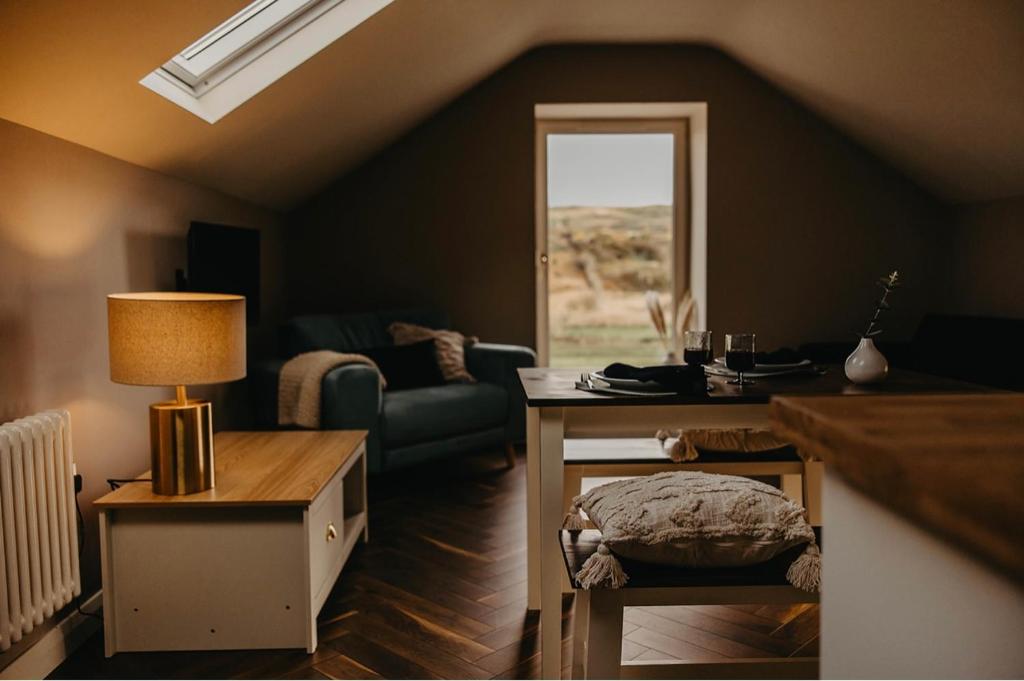 Posezení v ubytování Luxury countryside cottage getaway with wood fired hot tub