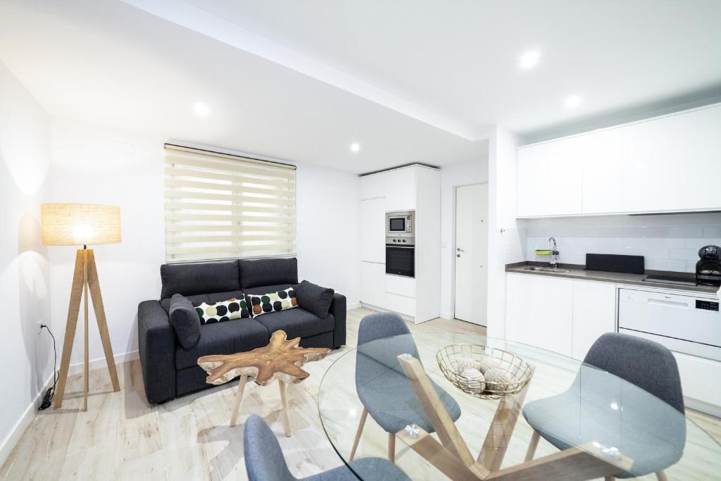 a living room with a couch and chairs and a table at Loft en el corazón de Cádiz con opción a Parking in Cádiz
