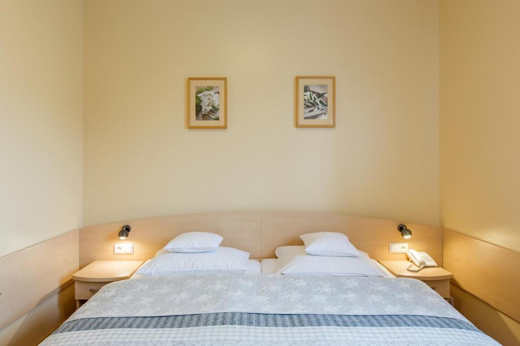 Postel nebo postele na pokoji v ubytování Hotel Łabędy