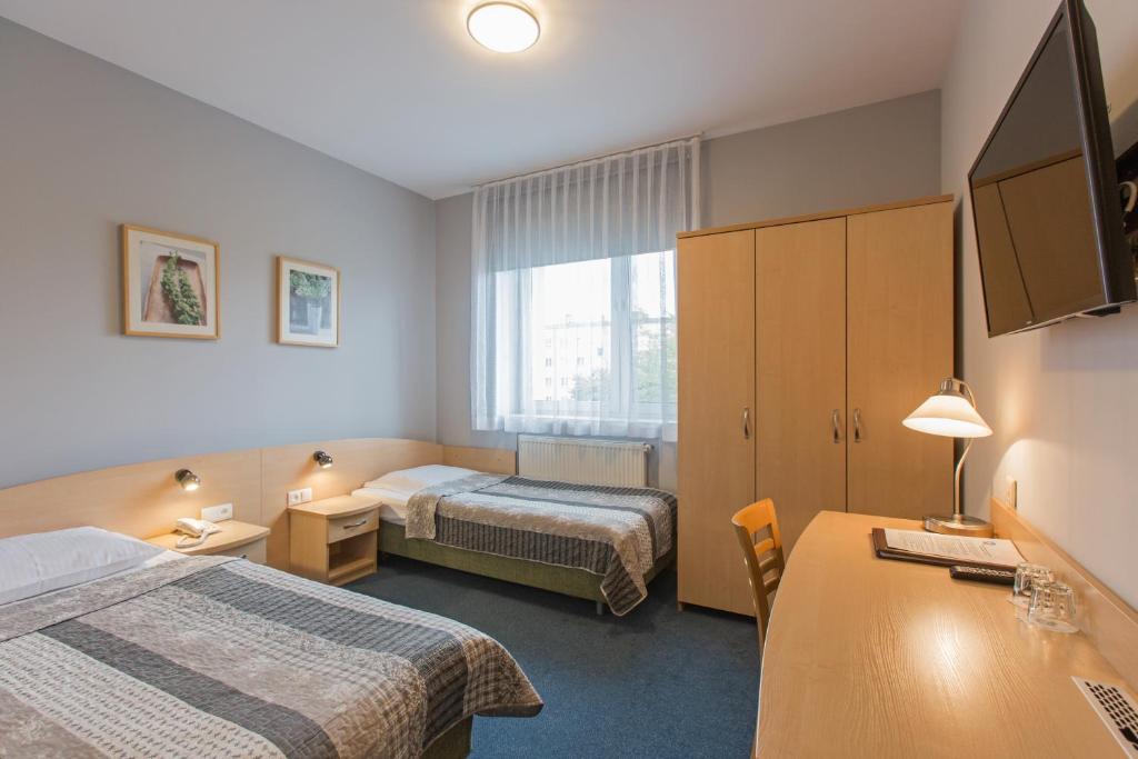 Postel nebo postele na pokoji v ubytování Hotel Łabędy